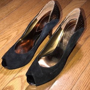 GUESS BLACK AND GOLD OPEN TOE HEELS